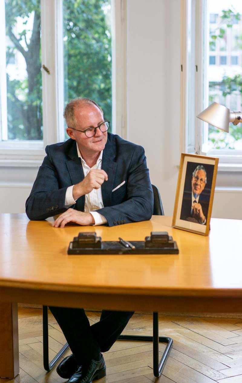 Notar Meissner am Schreibtisch mit dem Porträt seines Vaters Kurt W. R. Meissner