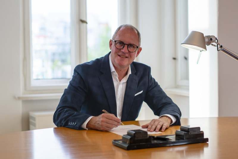 Richard Meissner am Schreibtisch mit Füllfederhalter